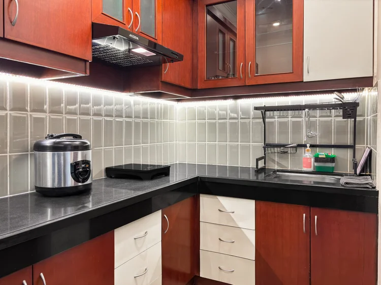 Chicago: Kitchen with an induction stove, rice cooker and fridge; the lobby convenience store sells the basics for cooking.