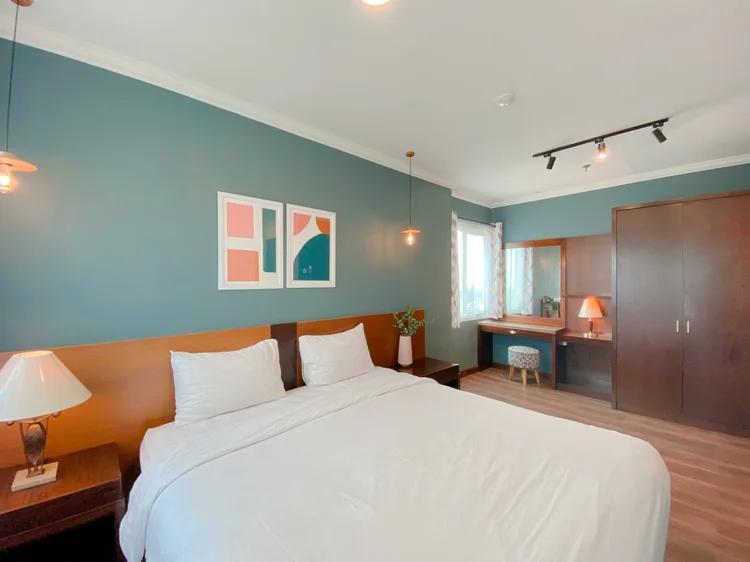 Palermo: Master bedroom: a 200 cm king bed, wardrobe, dressing table and ensuite bathroom.