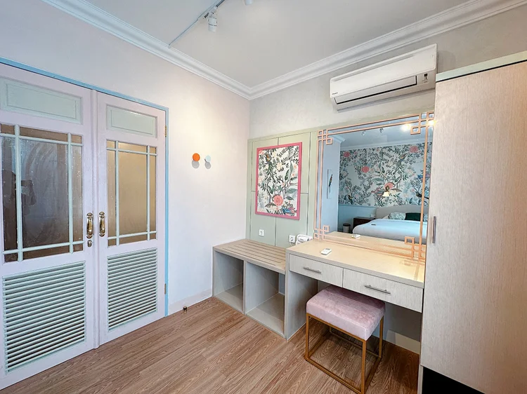 Malacca: A dressing table with a wide mirror and its own AC in the master bedroom.
