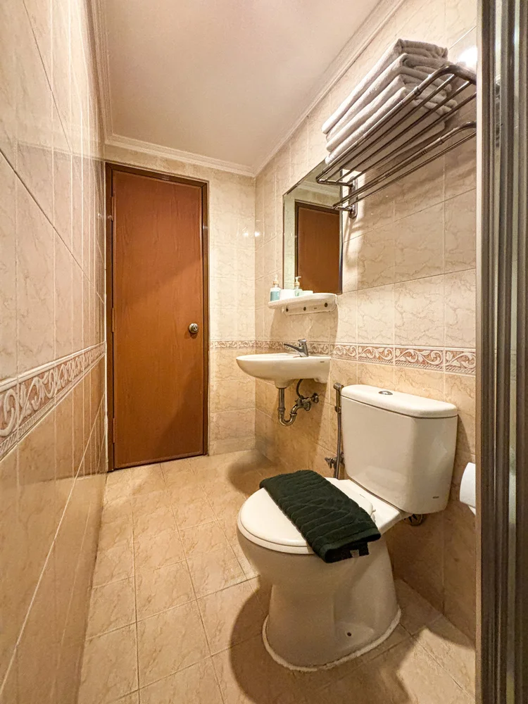 Marseille: Two bathrooms in this unit; soap and shampoo the same in every unit.