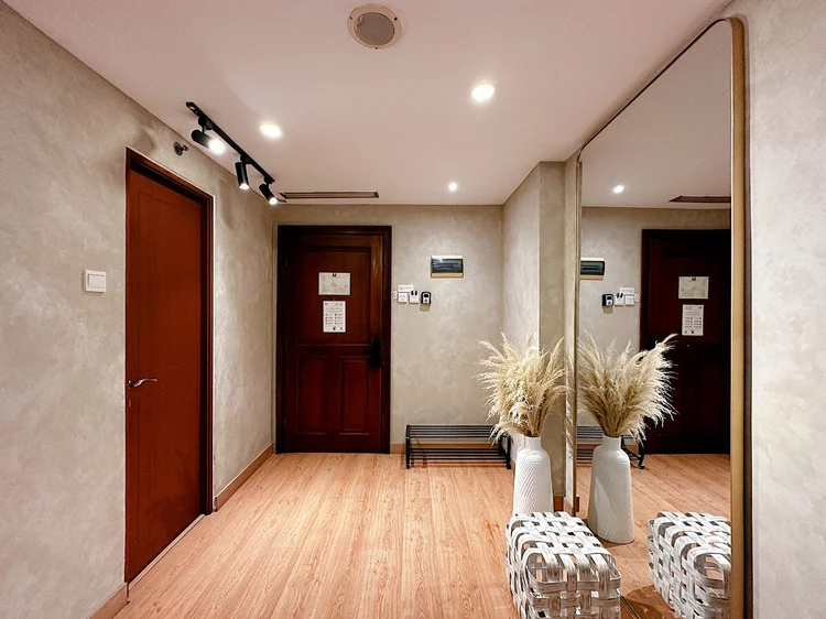 Amalfi: The entrance, with a big mirror and a bench to sit down and take off your shoes.