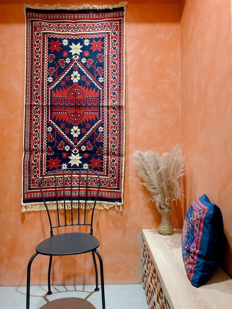 Cappadocia: A kilim on the orange wall, a small detail that sets the Turkish mood.