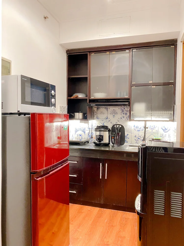 Amsterdam: Open kitchen with a red fridge and microwave; the lobby convenience store sells the basics for cooking.