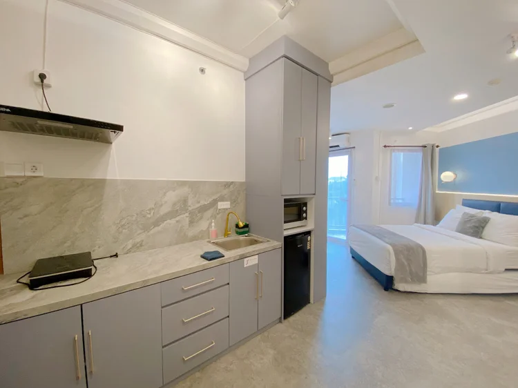 Austin: Modern open kitchen right next to the bed area, handy for breakfast.