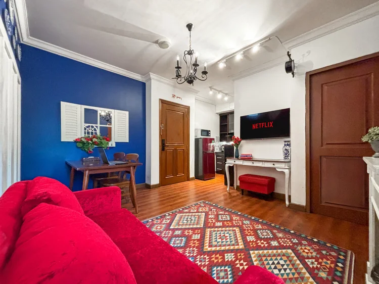 Amsterdam: From the sofa you face the TV, with the kitchen and front door in view.