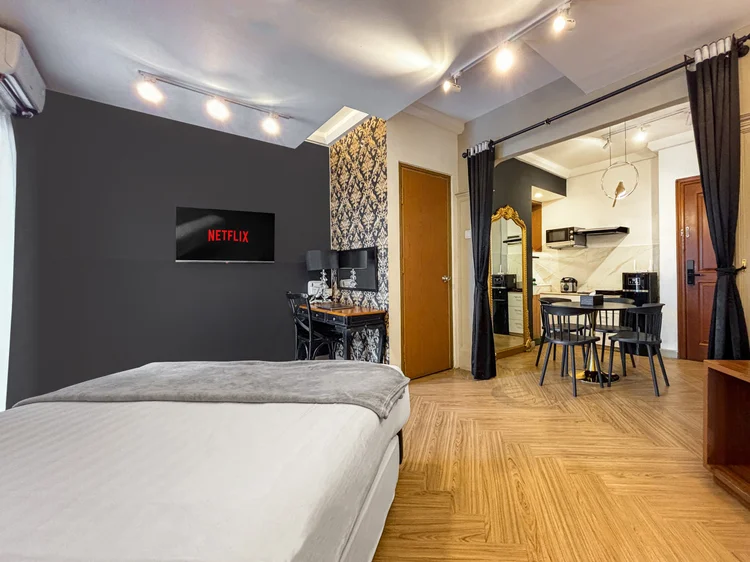 Vienna: From the bed, a smart TV with Netflix and the doorway to the dining area and kitchen.