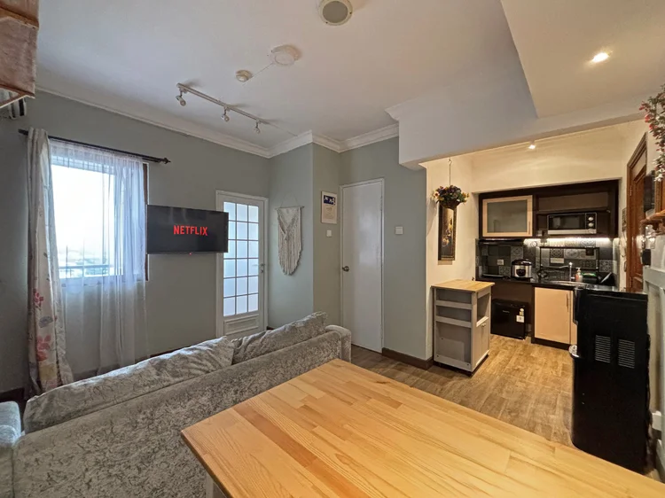 Florence: Smart TV with Netflix in the living room, with the open kitchen visible behind it.