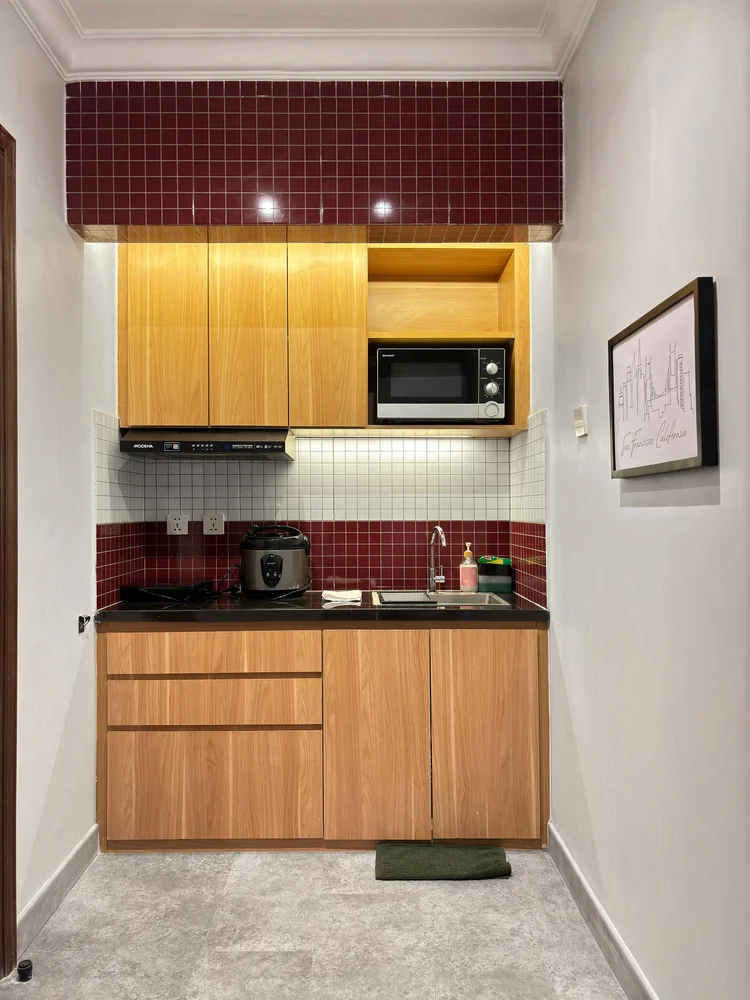 San Francisco: Modern open kitchen: induction stove, microwave, fridge and basic cooking tools.