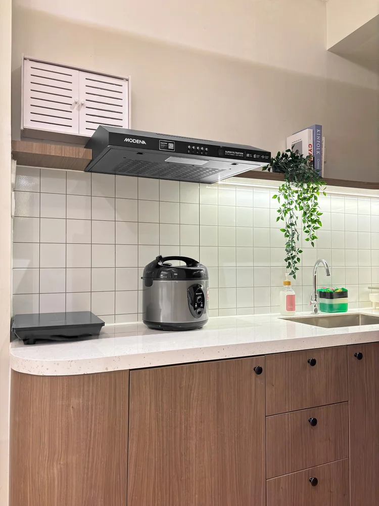 Aoyama: Induction stove and basic cooking tools are there; the lobby convenience store sells the basics for cooking.