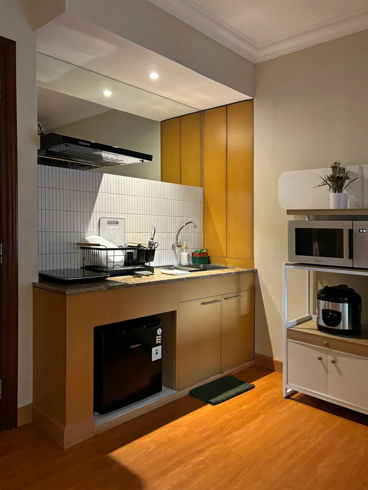 Nami: Open kitchen: induction stove, microwave, rice cooker and fridge.