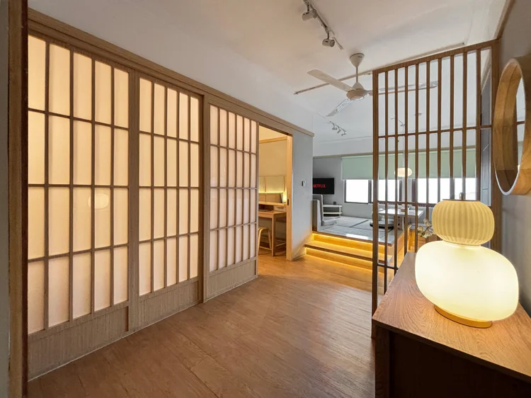 Fukuoka: Shoji panels and lighting under the tatami step, soft light at night.