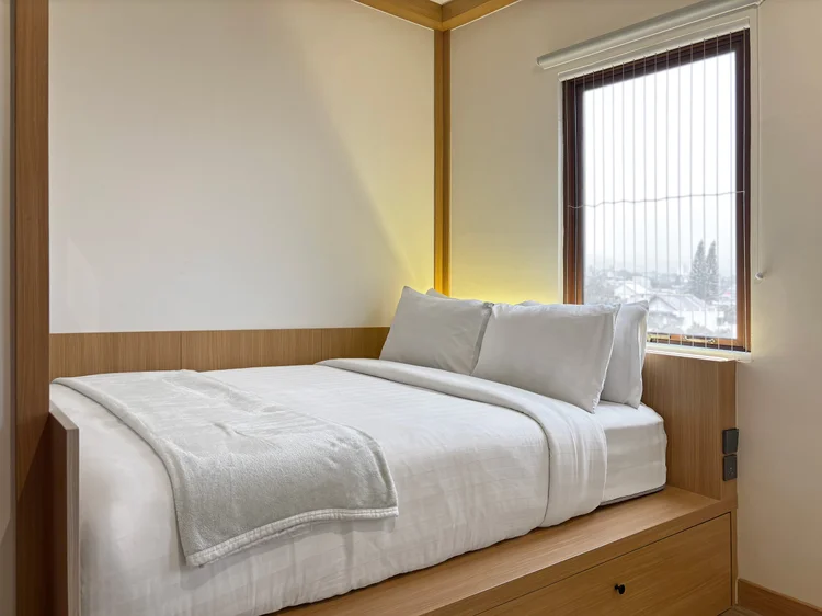 Nara: White sheets on every bed, the same standard in all our units.