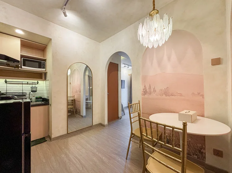 Adelaide: Dining area with an open kitchen, set apart from the bed by an arch.