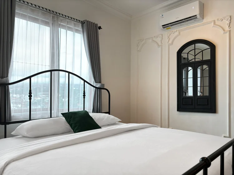 Paris: White sheets on every bed, the same standard in all our units.