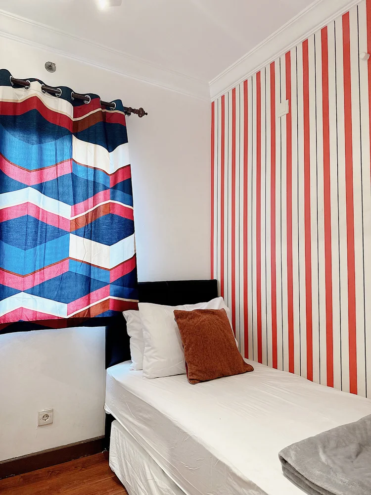 Amsterdam: The other bedroom: two 90 cm single beds that push together, with AC and a table.
