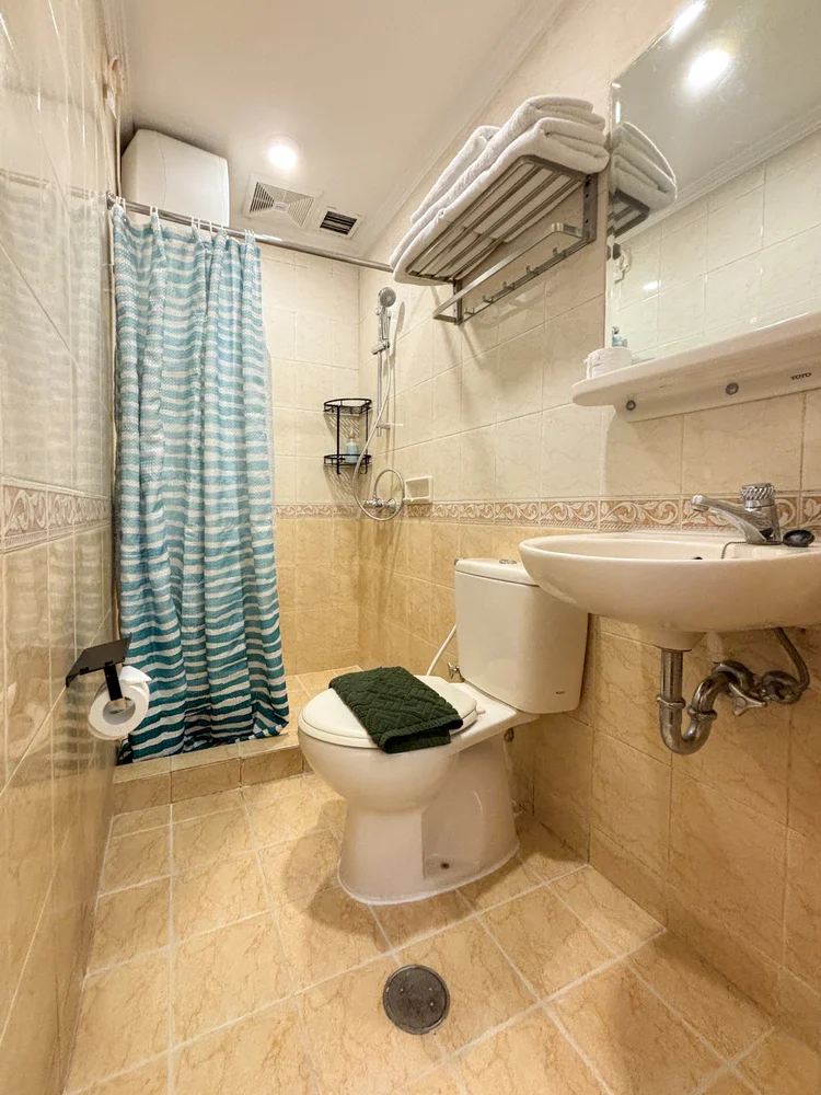 Nairobi: Bathroom with a water heater; soap and shampoo the same in every unit.