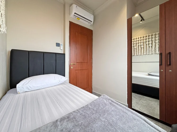Saitama: Black headboard, AC and a mirrored wardrobe in this bedroom.