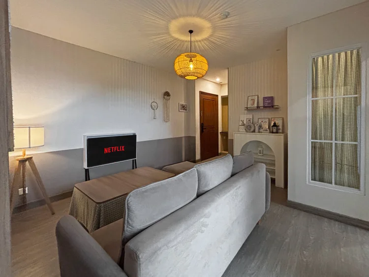 Seoul: Sleeps 5, up to 8 with extra beds, and a living room shared by all.