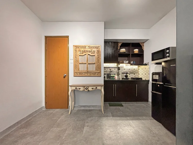 Marrakech: The entrance hall with a console table, the kitchen and fridge next to it.