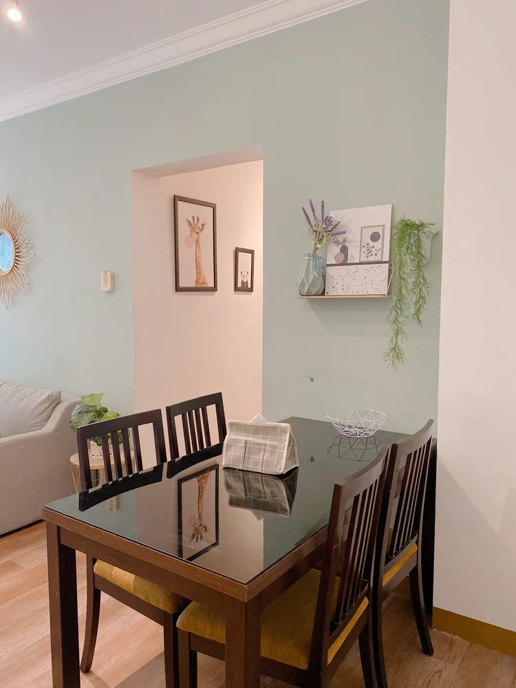 Oslo: Dining table for 4, right beside the living room.