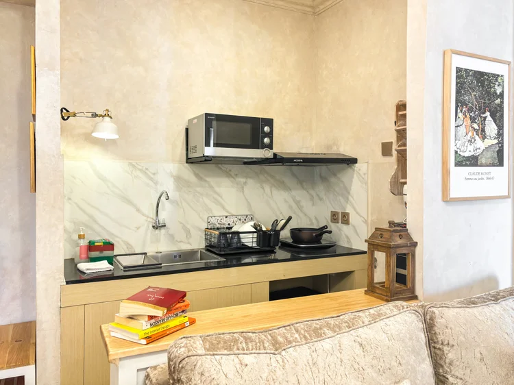 Bordeaux: Full kitchen with induction stove, microwave and the basic cooking tools.