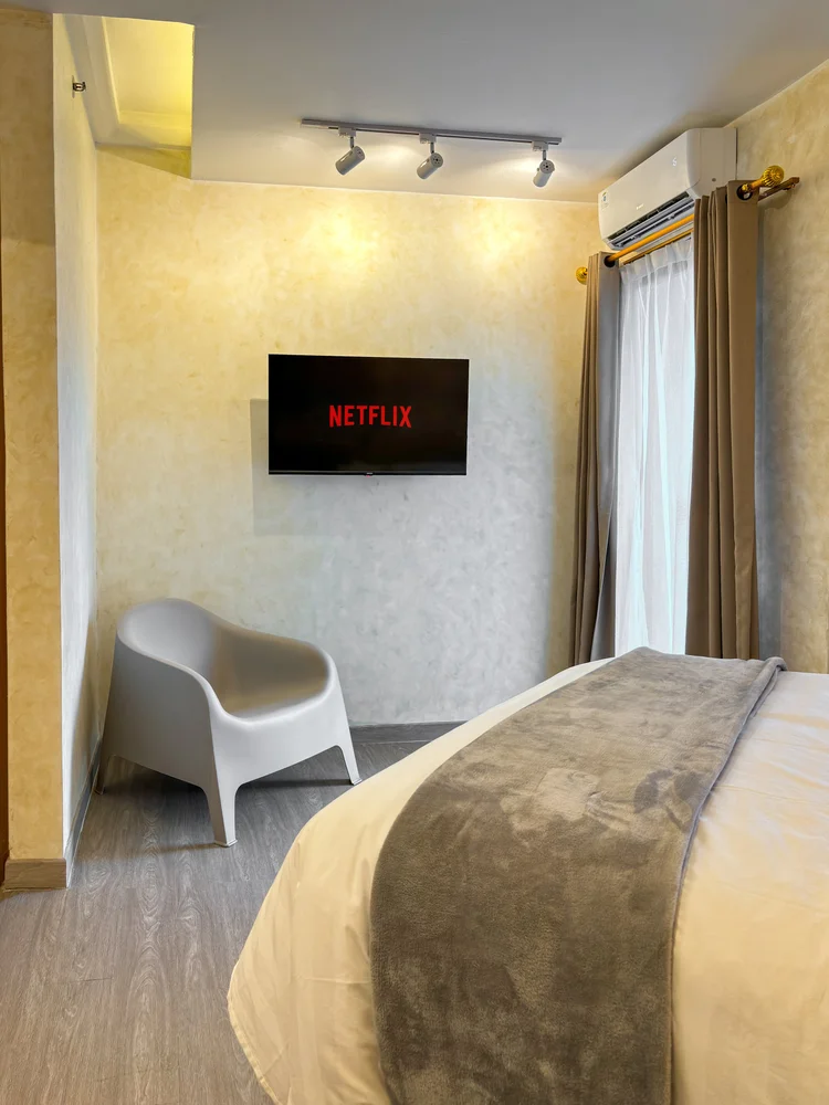 Adelaide: Smart TV with Netflix facing the bed, plus AC for a good night's sleep.