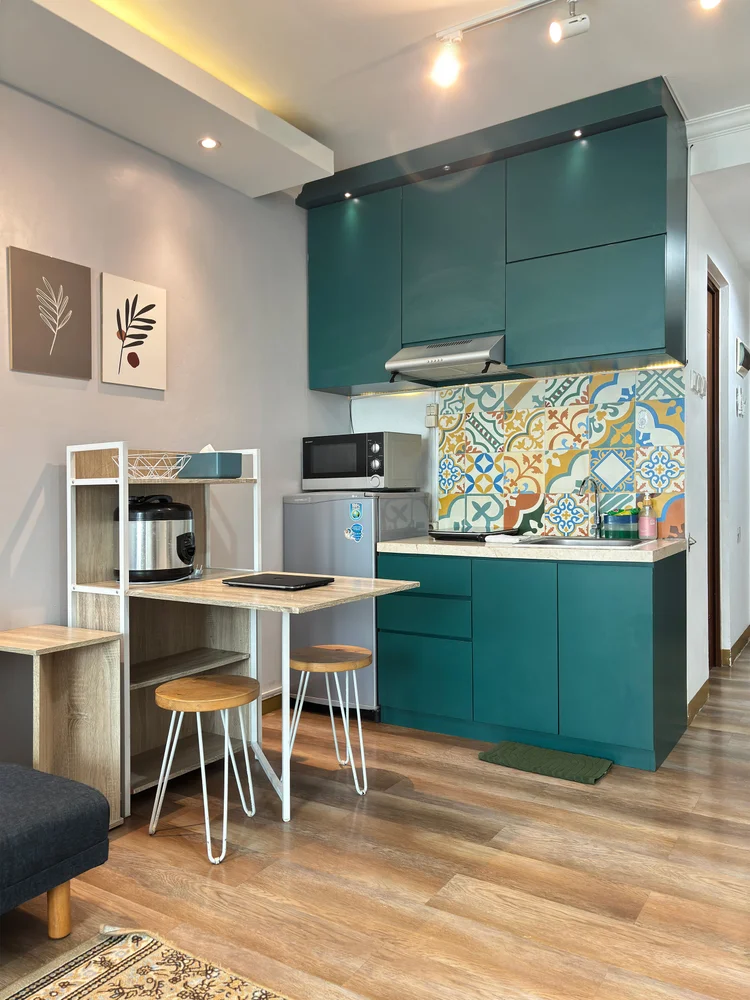 Bern: Green kitchen cabinets with a fridge, for groceries from the supermarket.