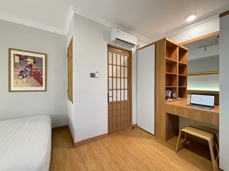 Kawaguchi: The bedroom with AC, a dressing table that works as a desk, and open shelves.