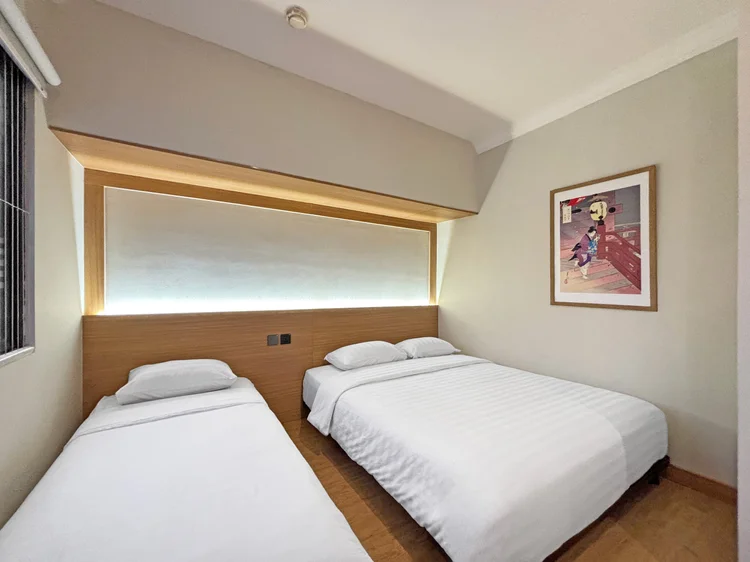 Kawaguchi: Master bedroom: a 160 cm queen bed plus a single, so three sleep in one room.