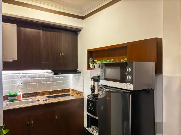 Norfolk: Open kitchen with microwave, fridge and water dispenser; every unit keeps a spare gallon.