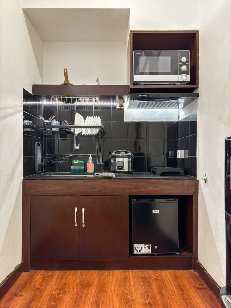 Provence: Induction stove, microwave and rice cooker; the lobby convenience store has the basics.