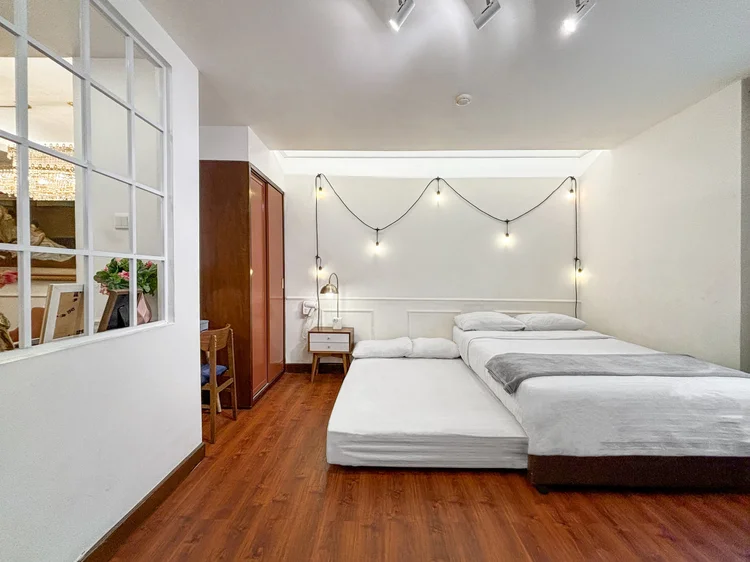 Provence: Sleeps 5, up to 6 with extra beds; this is the bed pulled out fully.