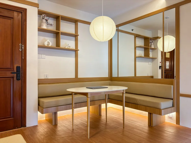 Omotesando: A dining bench nook for four under paper lanterns.