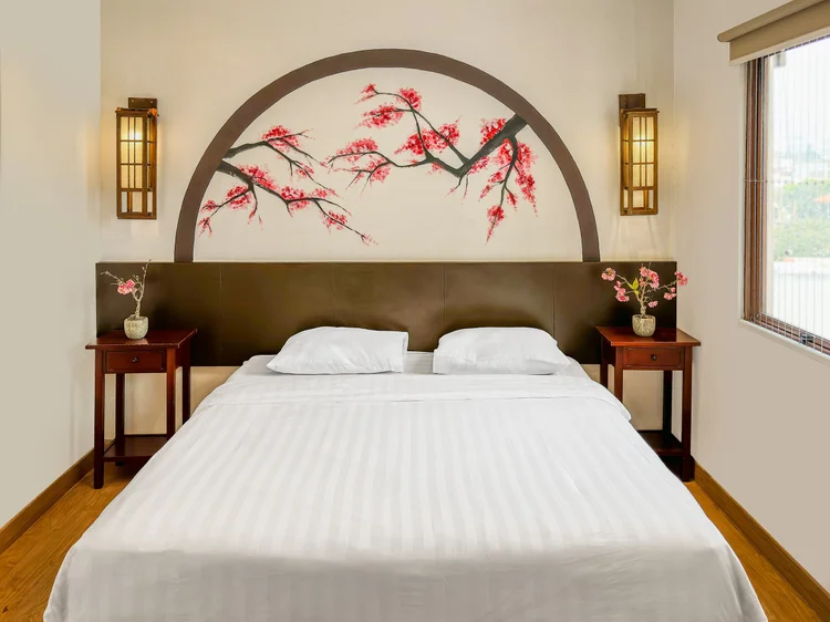 Yokohama: Master bedroom: a 160 cm queen bed under a cherry blossom mural, with nightstands on both sides.