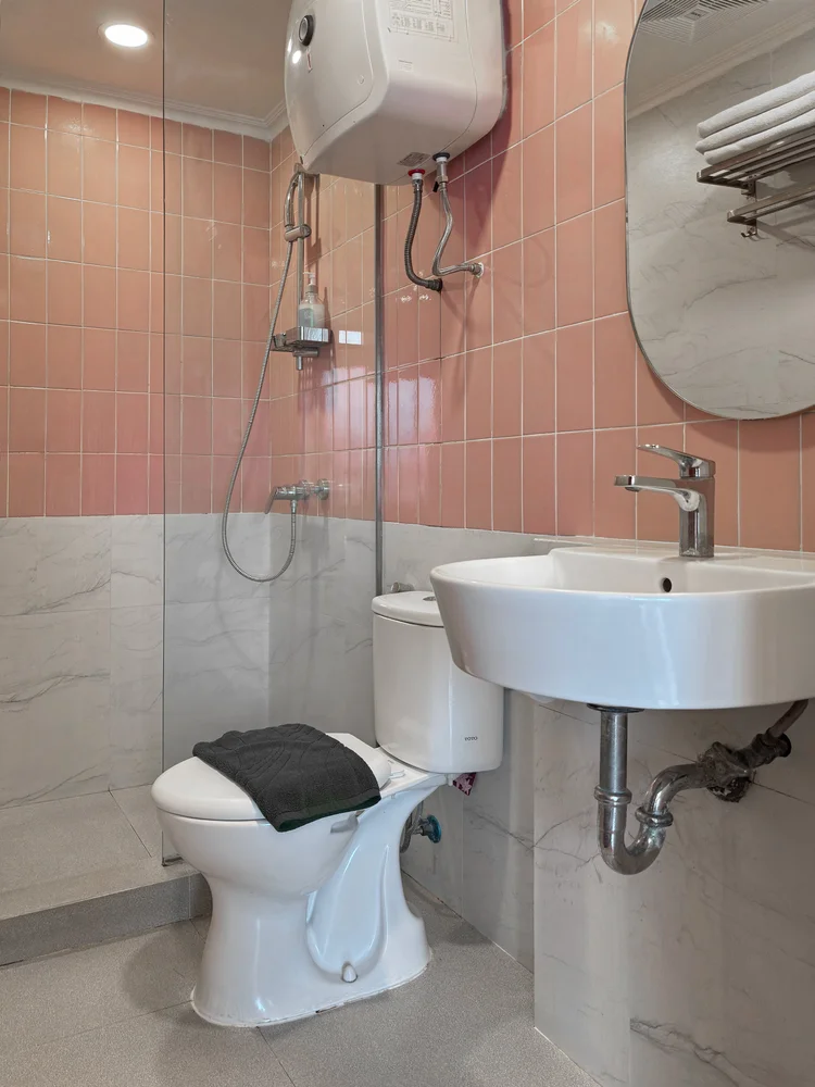 Beverly: Bathroom with a hot-water shower; soap and shampoo are the same in every unit.