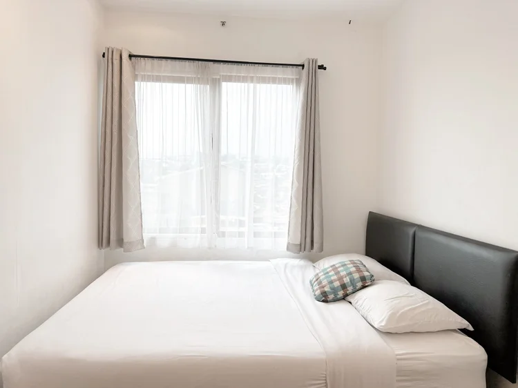 Positano: Another bedroom for two, with AC and a curtained window.