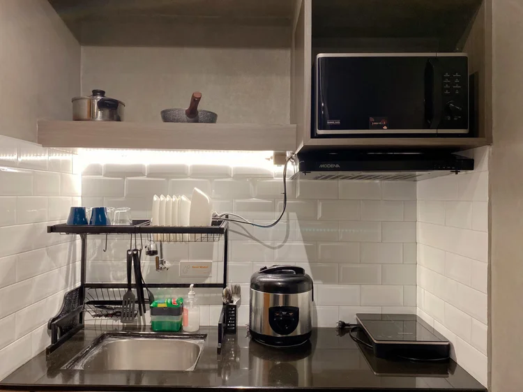 Kingston: Open kitchen with induction hob, rice cooker and microwave.