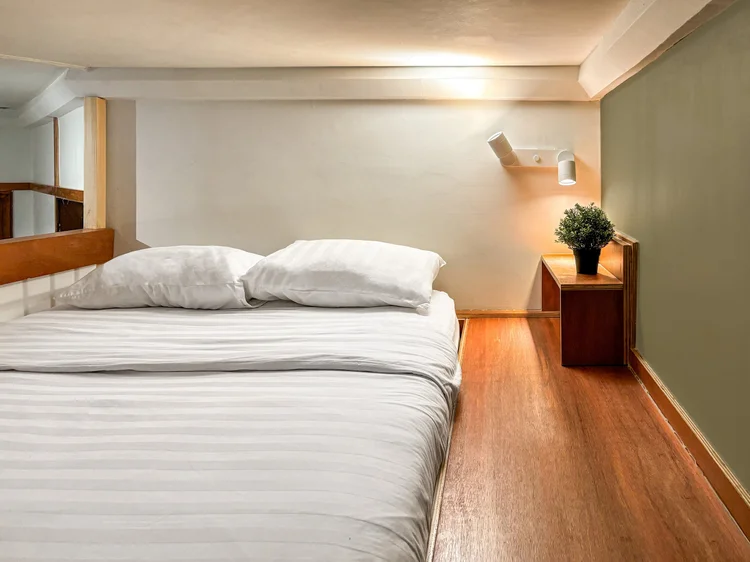 Kanazawa: The 140 cm loft bed with white sheets, the same standard in all our units.