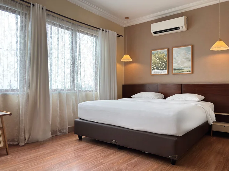 Busan: Master bedroom: a 180 cm king bed with AC and a wide window.
