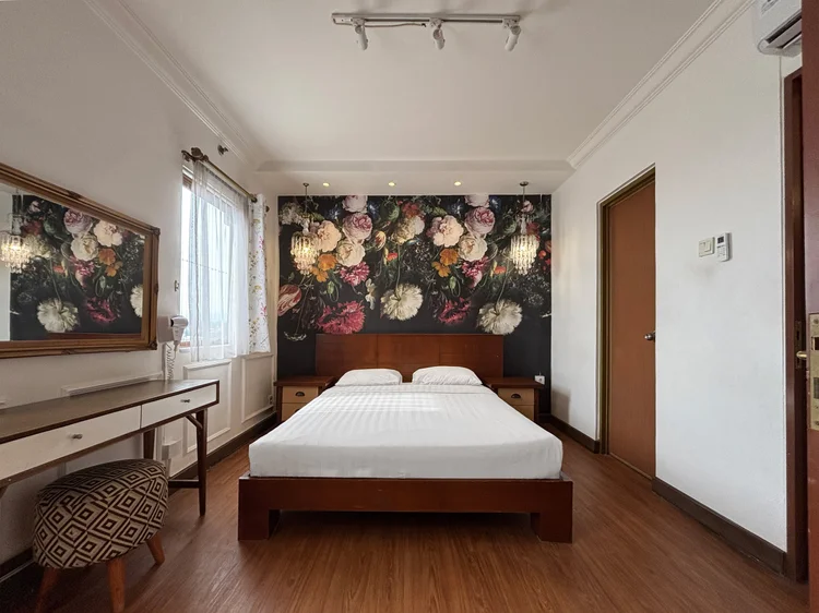 Marseille: Master bedroom: a 160 cm queen bed, dressing table and ensuite bathroom.