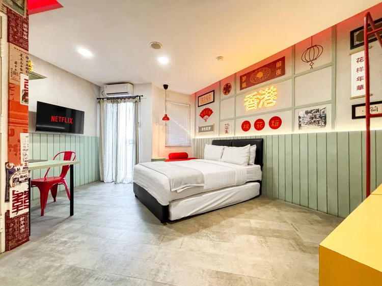 Hong Kong: The bed area with AC, smart TV and the Hong Kong neon on the wall.