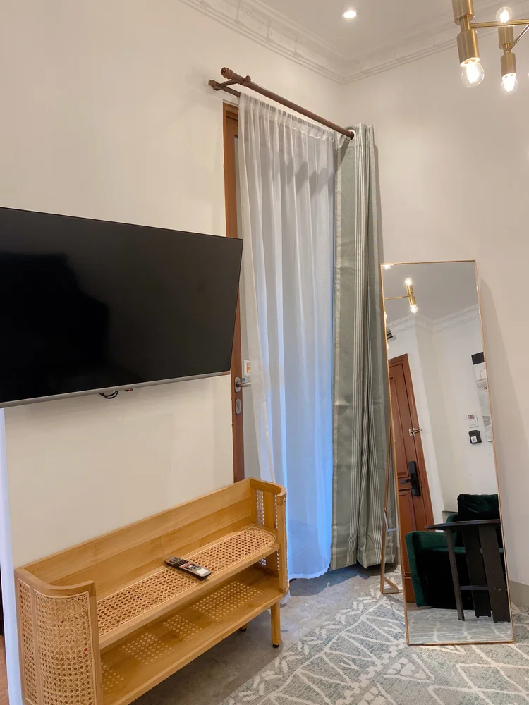 Budapest: Smart TV with Netflix, and a full-length mirror in the corner of the living room.