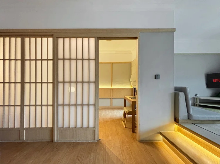 Fukuoka: Open the shoji doors and the bedroom joins the living room.
