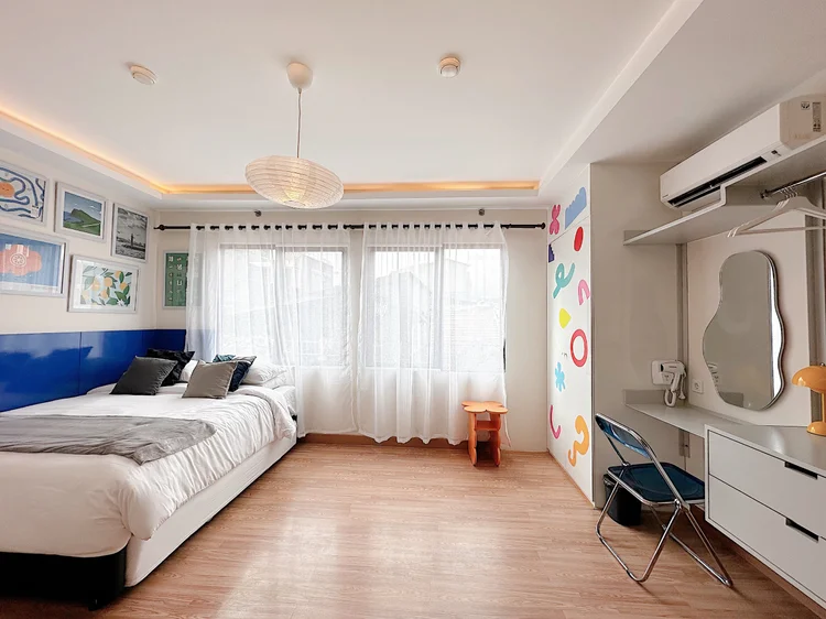 Jeju: Large windows with curtains keep the bedroom bright during the day.