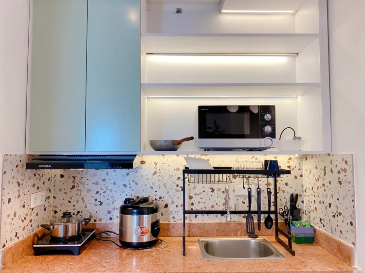 Positano: Open kitchen: induction stove, rice cooker, microwave and basic cooking tools.