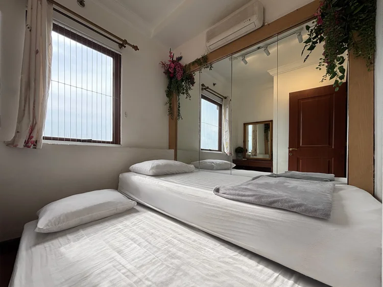 Marseille: White sheets on every bed, the same standard in all our units.
