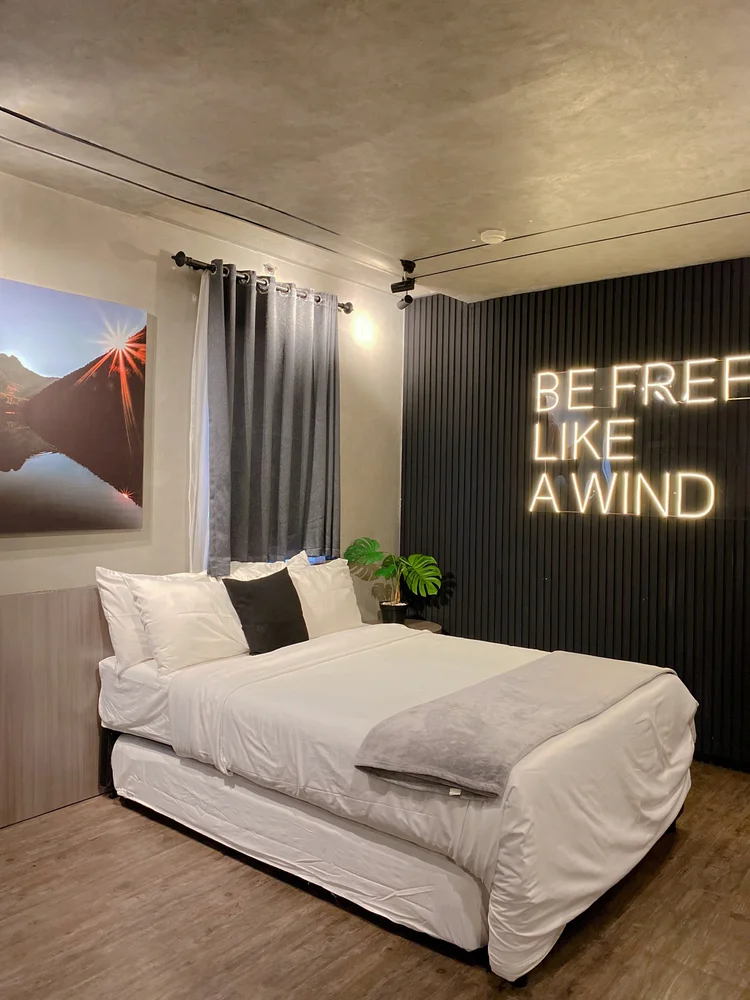 Kingston: A 140 cm small double bed under the neon, white sheets as in all our units.