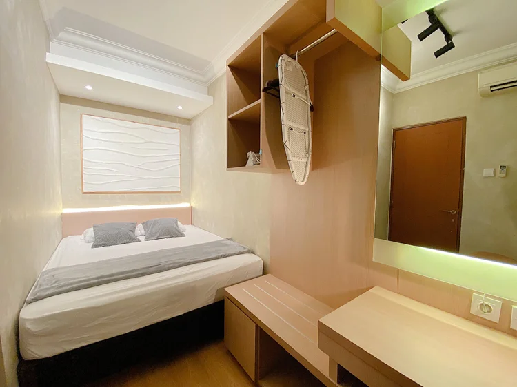 Amalfi: Bedroom with a 160 cm queen bed, a dressing table and an iron ready to use.