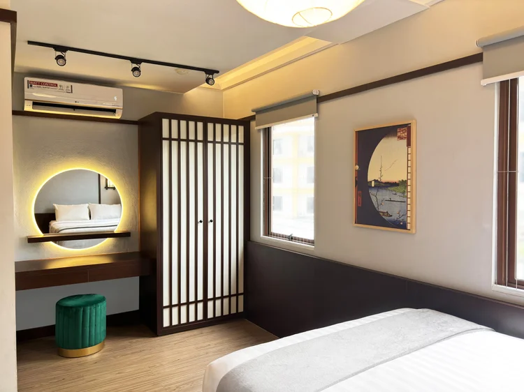 Shinjuku: Bedroom with AC, a shoji-door wardrobe, dressing table and a round mirror.