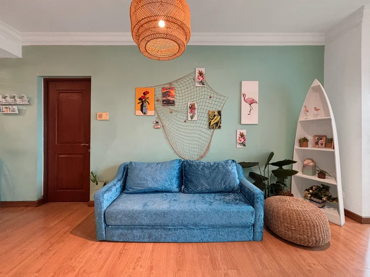Honolulu: Tropical living room with a boat-shaped shelf and a three-seater sofa bed.